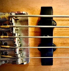 Photo by Ian Campbell of a Washburn XB-500 bass guitar.